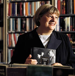 Helga Khn-Mengel kauft den Briefwechsel von Kurt Weill mit Lotte Lenya.